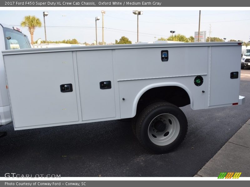 Oxford White / Medium Earth Gray 2017 Ford F450 Super Duty XL Crew Cab Chassis