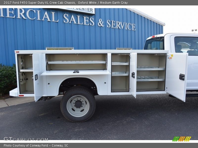 Oxford White / Medium Earth Gray 2017 Ford F450 Super Duty XL Crew Cab Chassis