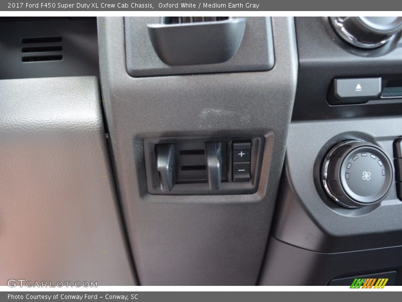 Oxford White / Medium Earth Gray 2017 Ford F450 Super Duty XL Crew Cab Chassis