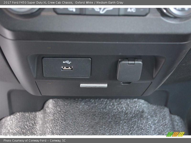 Oxford White / Medium Earth Gray 2017 Ford F450 Super Duty XL Crew Cab Chassis