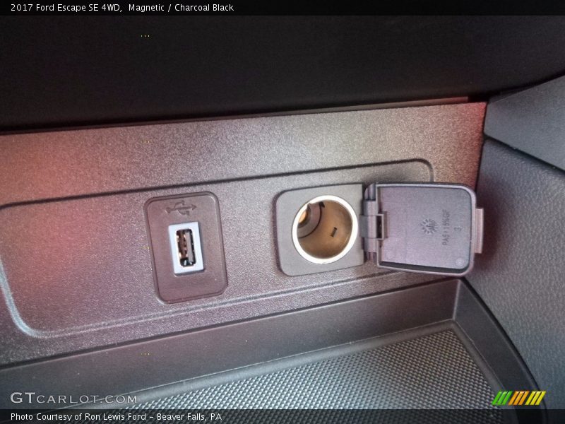 Magnetic / Charcoal Black 2017 Ford Escape SE 4WD