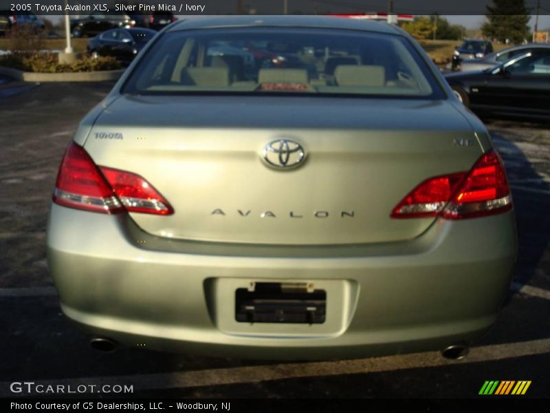 Silver Pine Mica / Ivory 2005 Toyota Avalon XLS