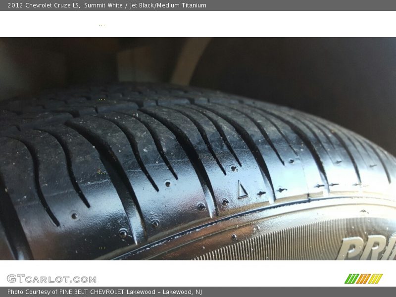 Summit White / Jet Black/Medium Titanium 2012 Chevrolet Cruze LS
