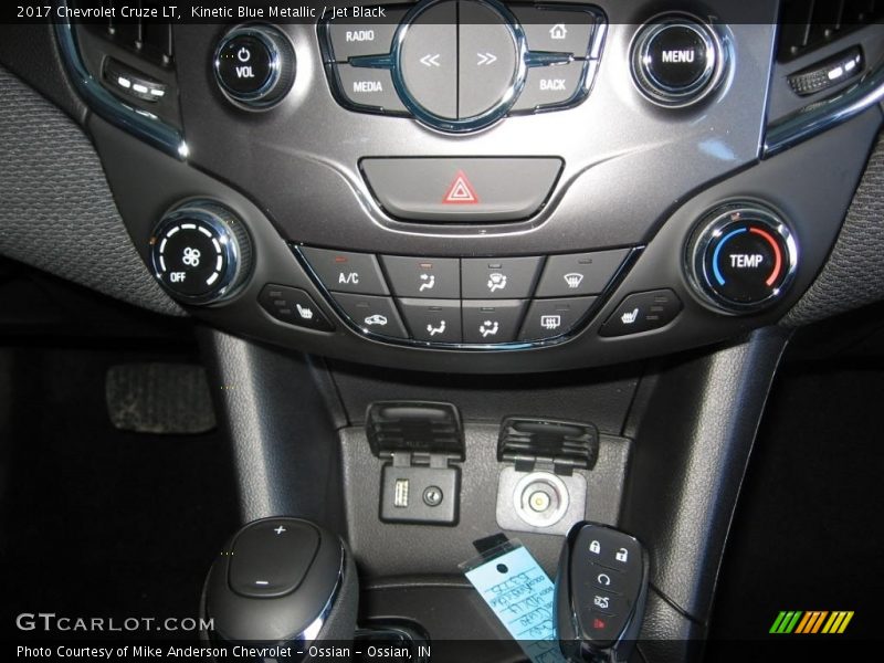 Kinetic Blue Metallic / Jet Black 2017 Chevrolet Cruze LT