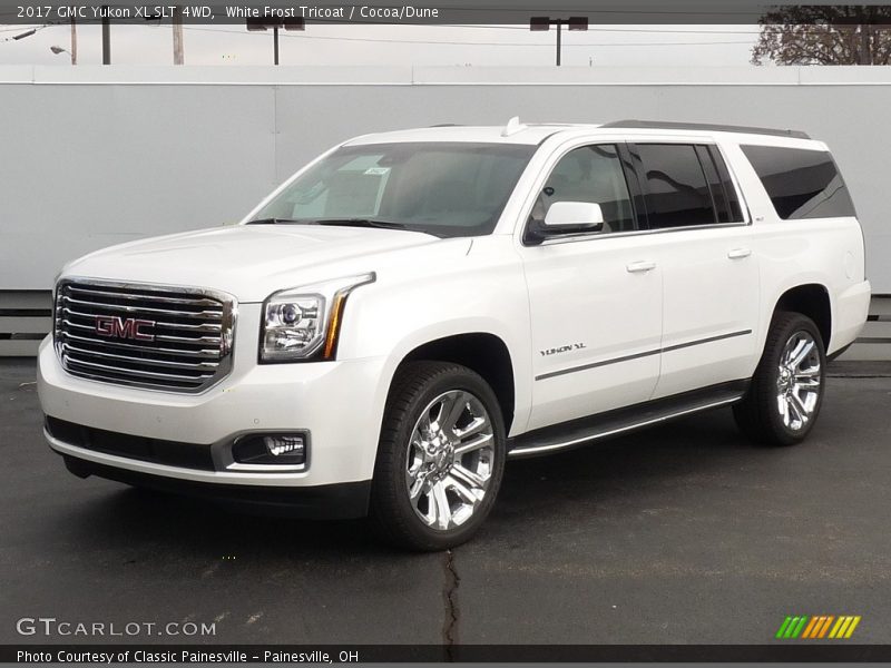 Front 3/4 View of 2017 Yukon XL SLT 4WD