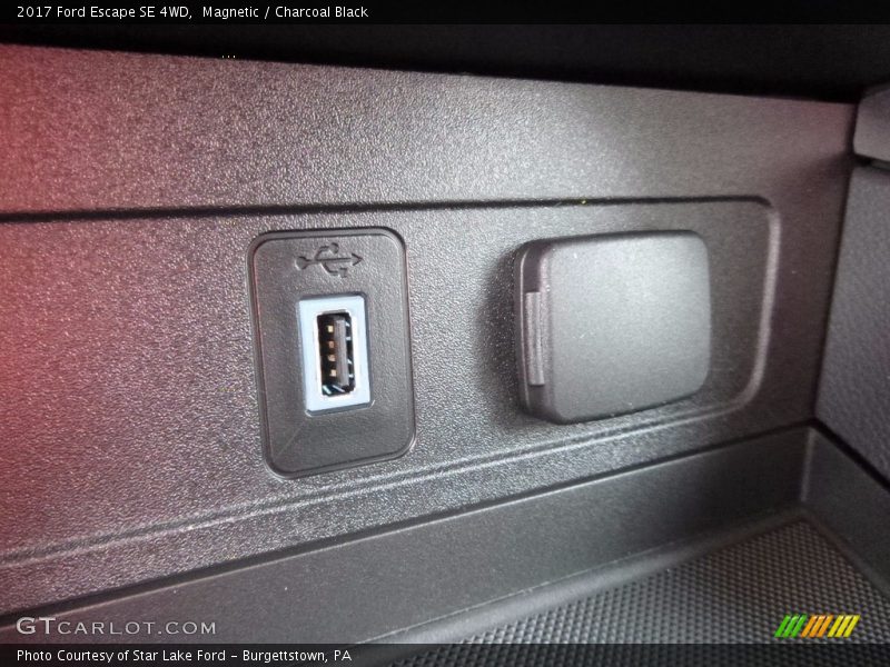 Magnetic / Charcoal Black 2017 Ford Escape SE 4WD