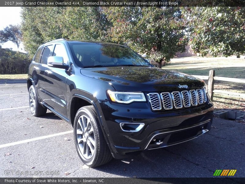 Front 3/4 View of 2017 Grand Cherokee Overland 4x4