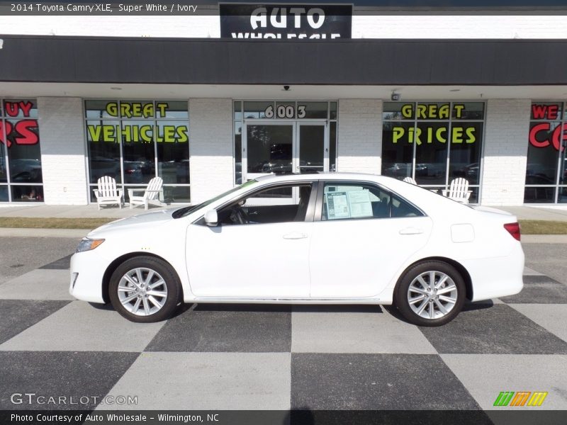 Super White / Ivory 2014 Toyota Camry XLE