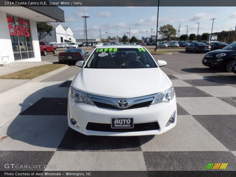 Super White / Ivory 2014 Toyota Camry XLE