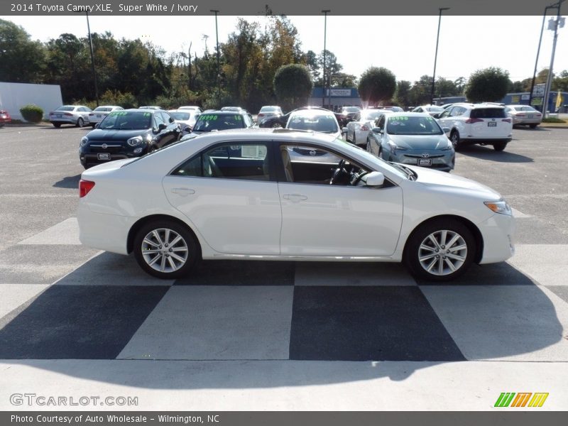 Super White / Ivory 2014 Toyota Camry XLE