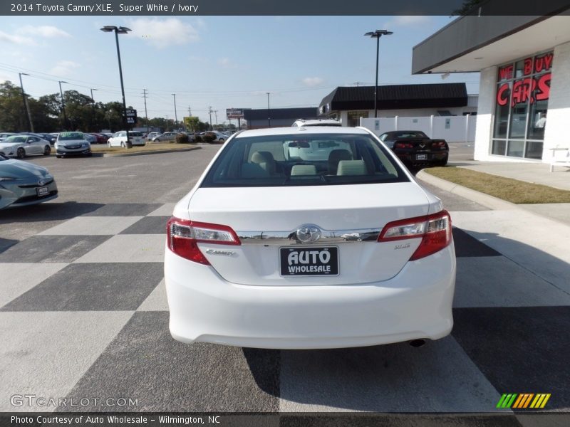 Super White / Ivory 2014 Toyota Camry XLE