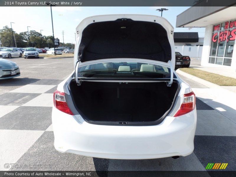 Super White / Ivory 2014 Toyota Camry XLE