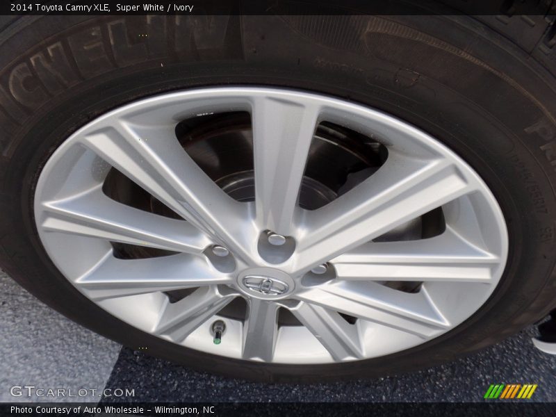 Super White / Ivory 2014 Toyota Camry XLE