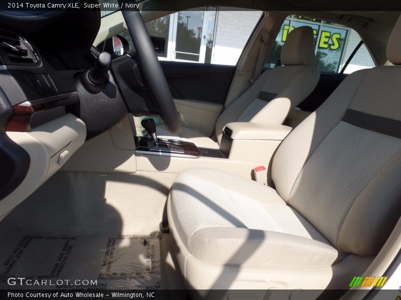 Super White / Ivory 2014 Toyota Camry XLE