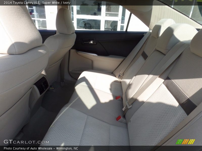 Super White / Ivory 2014 Toyota Camry XLE