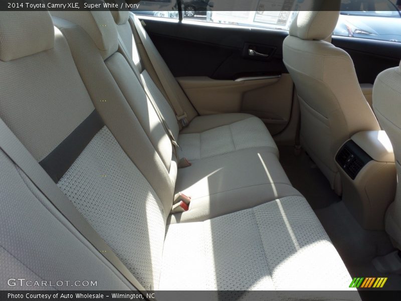 Super White / Ivory 2014 Toyota Camry XLE