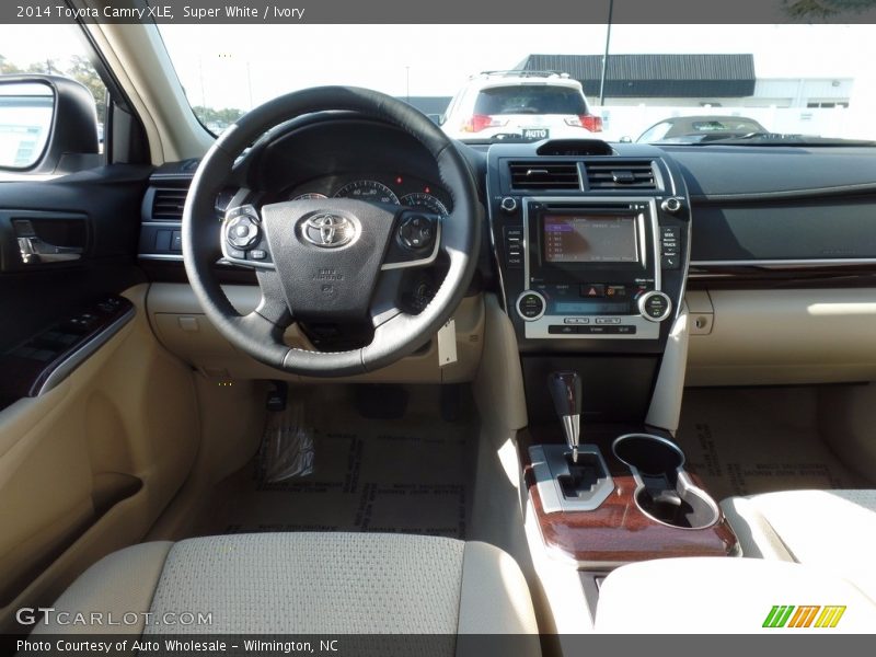 Super White / Ivory 2014 Toyota Camry XLE