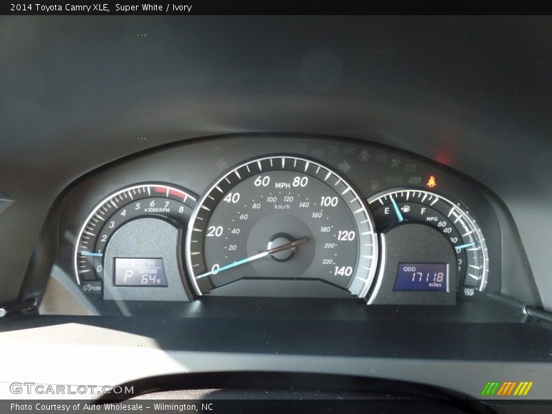 Super White / Ivory 2014 Toyota Camry XLE