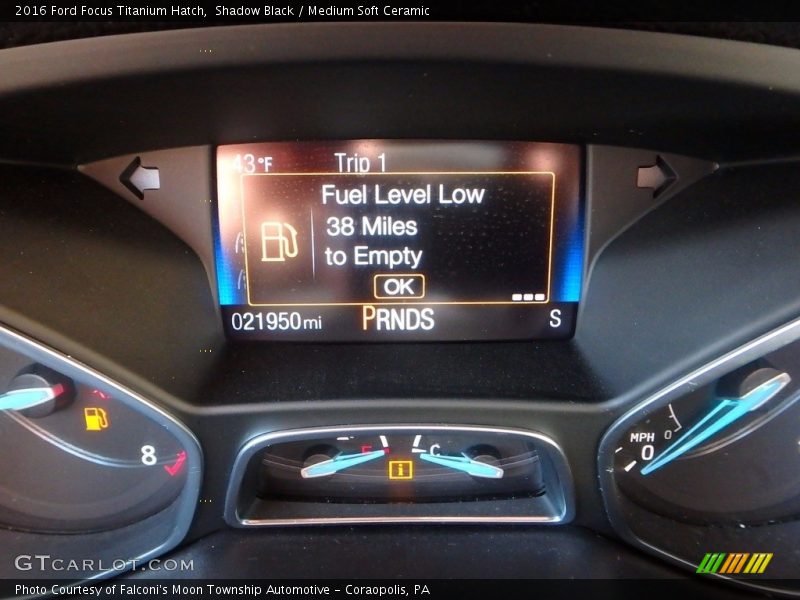 Shadow Black / Medium Soft Ceramic 2016 Ford Focus Titanium Hatch