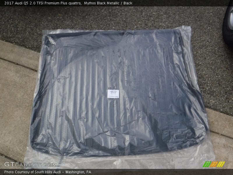Mythos Black Metallic / Black 2017 Audi Q5 2.0 TFSI Premium Plus quattro