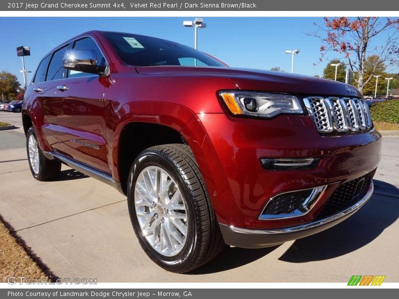 Front 3/4 View of 2017 Grand Cherokee Summit 4x4