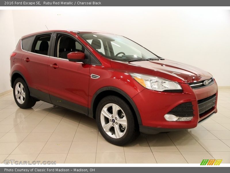 Ruby Red Metallic / Charcoal Black 2016 Ford Escape SE
