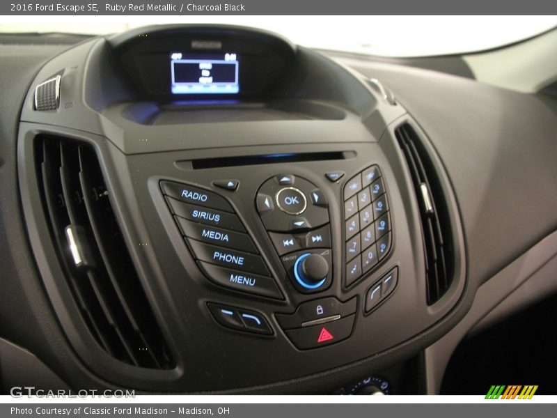 Ruby Red Metallic / Charcoal Black 2016 Ford Escape SE