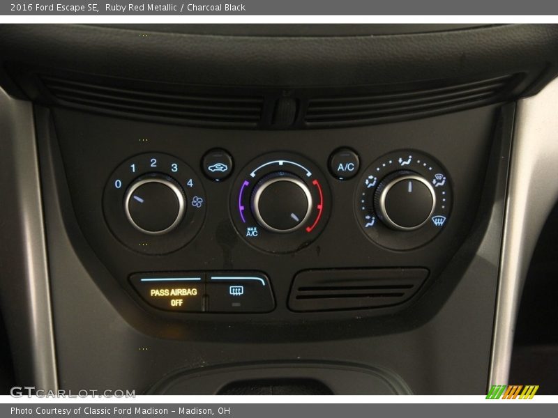 Ruby Red Metallic / Charcoal Black 2016 Ford Escape SE