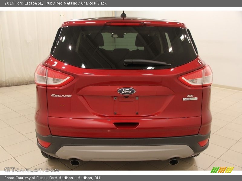 Ruby Red Metallic / Charcoal Black 2016 Ford Escape SE