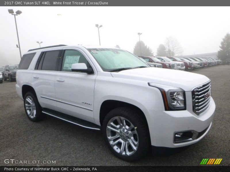 Front 3/4 View of 2017 Yukon SLT 4WD