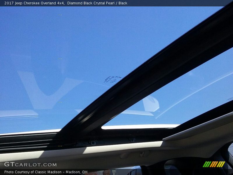 Sunroof of 2017 Cherokee Overland 4x4