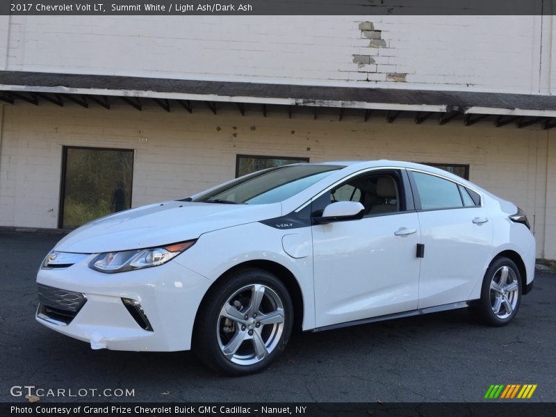 Front 3/4 View of 2017 Volt LT