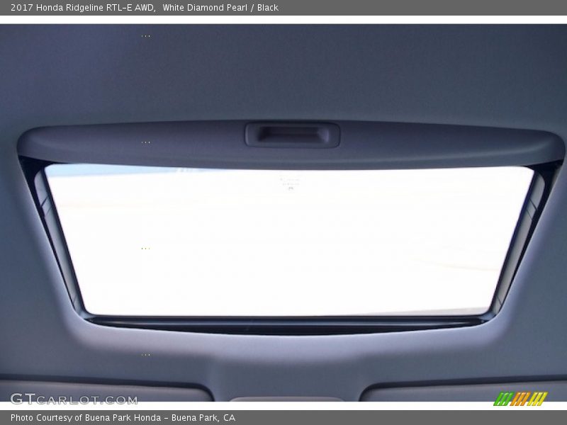 Sunroof of 2017 Ridgeline RTL-E AWD