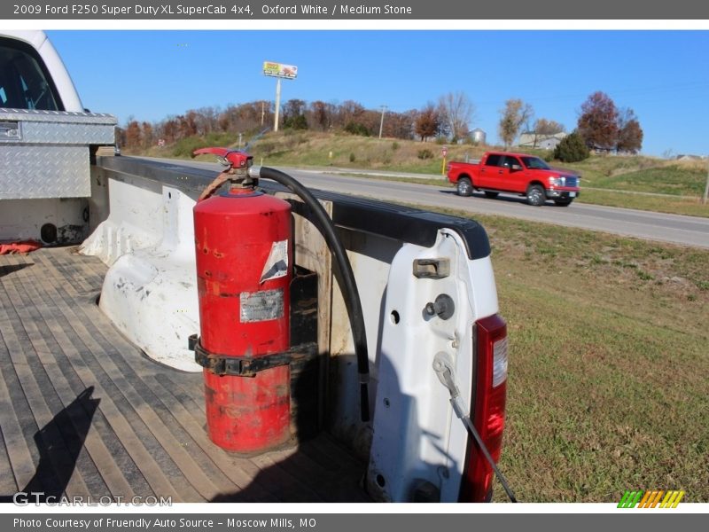 Oxford White / Medium Stone 2009 Ford F250 Super Duty XL SuperCab 4x4