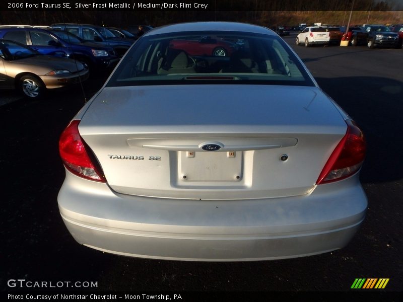 Silver Frost Metallic / Medium/Dark Flint Grey 2006 Ford Taurus SE
