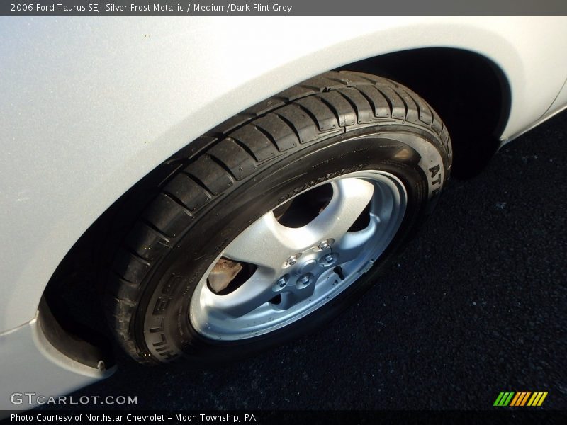 Silver Frost Metallic / Medium/Dark Flint Grey 2006 Ford Taurus SE