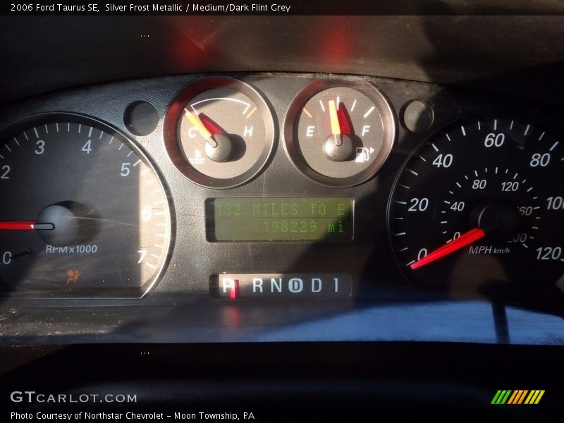 Silver Frost Metallic / Medium/Dark Flint Grey 2006 Ford Taurus SE