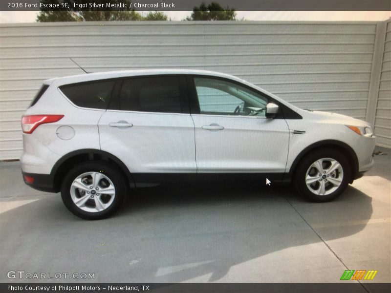 Ingot Silver Metallic / Charcoal Black 2016 Ford Escape SE