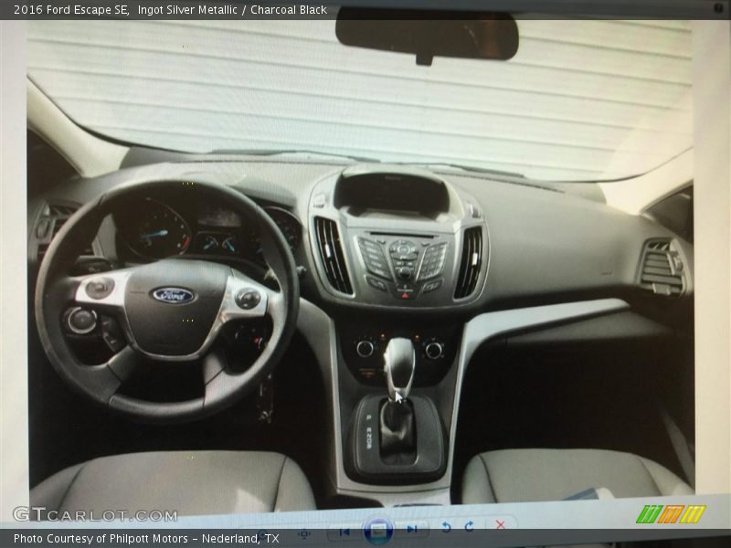 Ingot Silver Metallic / Charcoal Black 2016 Ford Escape SE