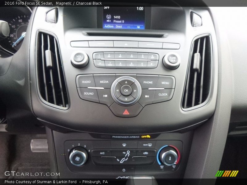 Magnetic / Charcoal Black 2016 Ford Focus SE Sedan