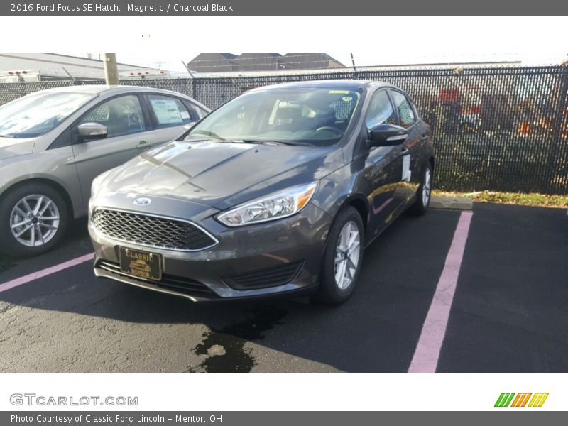 Magnetic / Charcoal Black 2016 Ford Focus SE Hatch