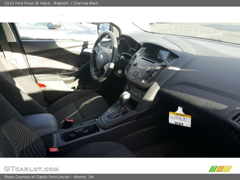 Magnetic / Charcoal Black 2016 Ford Focus SE Hatch