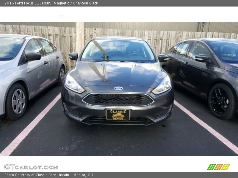 Magnetic / Charcoal Black 2016 Ford Focus SE Sedan