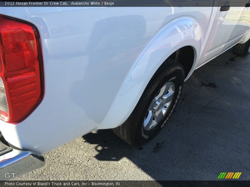 Avalanche White / Beige 2012 Nissan Frontier SV Crew Cab