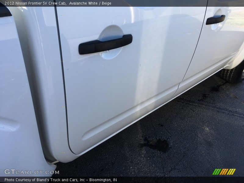 Avalanche White / Beige 2012 Nissan Frontier SV Crew Cab