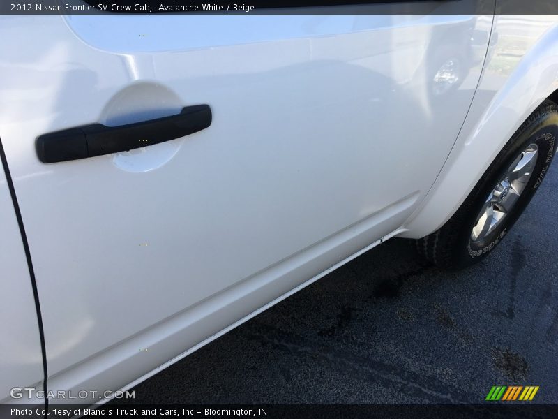 Avalanche White / Beige 2012 Nissan Frontier SV Crew Cab