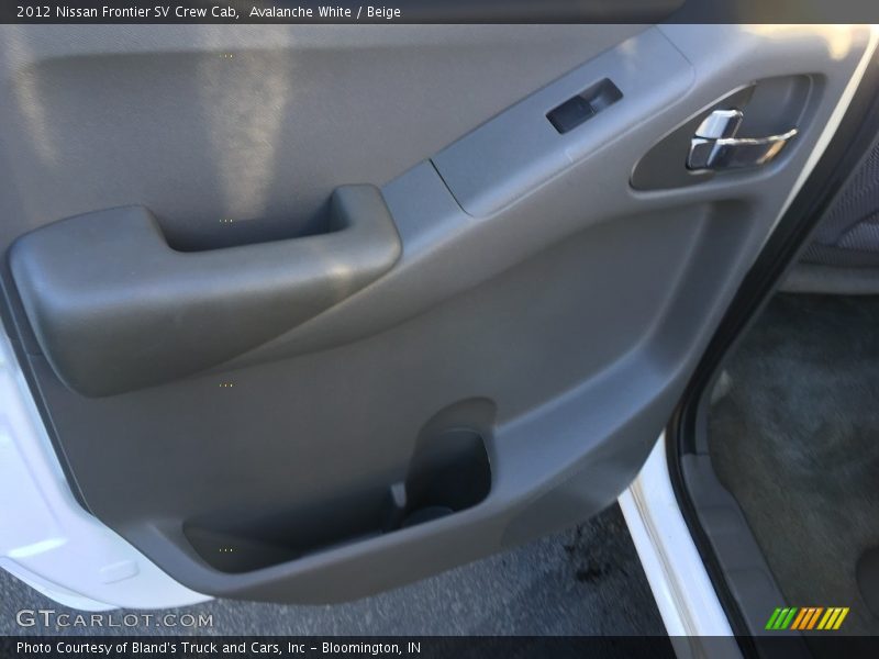 Avalanche White / Beige 2012 Nissan Frontier SV Crew Cab