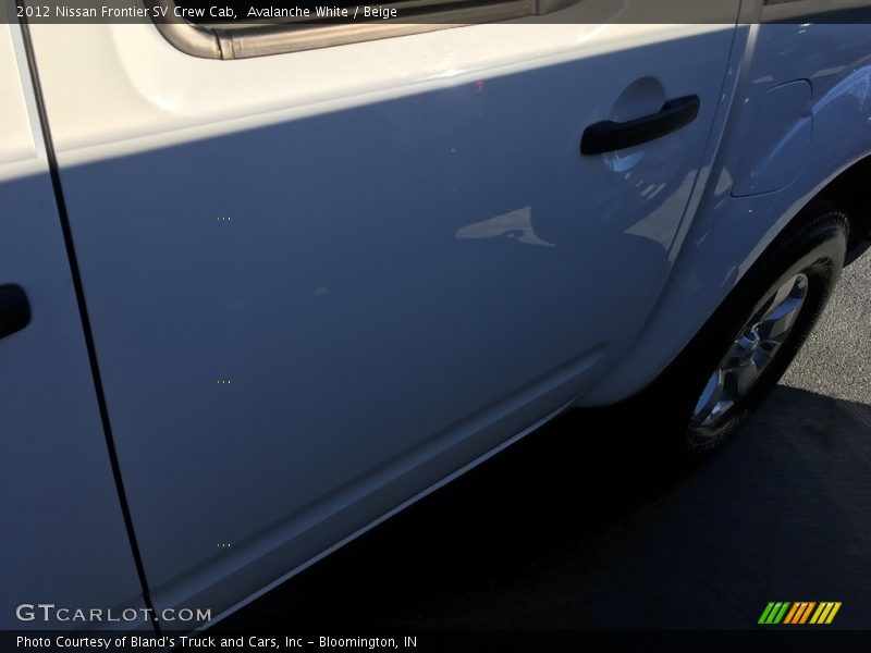 Avalanche White / Beige 2012 Nissan Frontier SV Crew Cab
