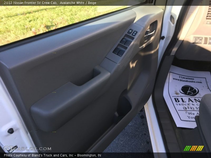Avalanche White / Beige 2012 Nissan Frontier SV Crew Cab
