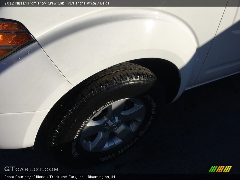 Avalanche White / Beige 2012 Nissan Frontier SV Crew Cab